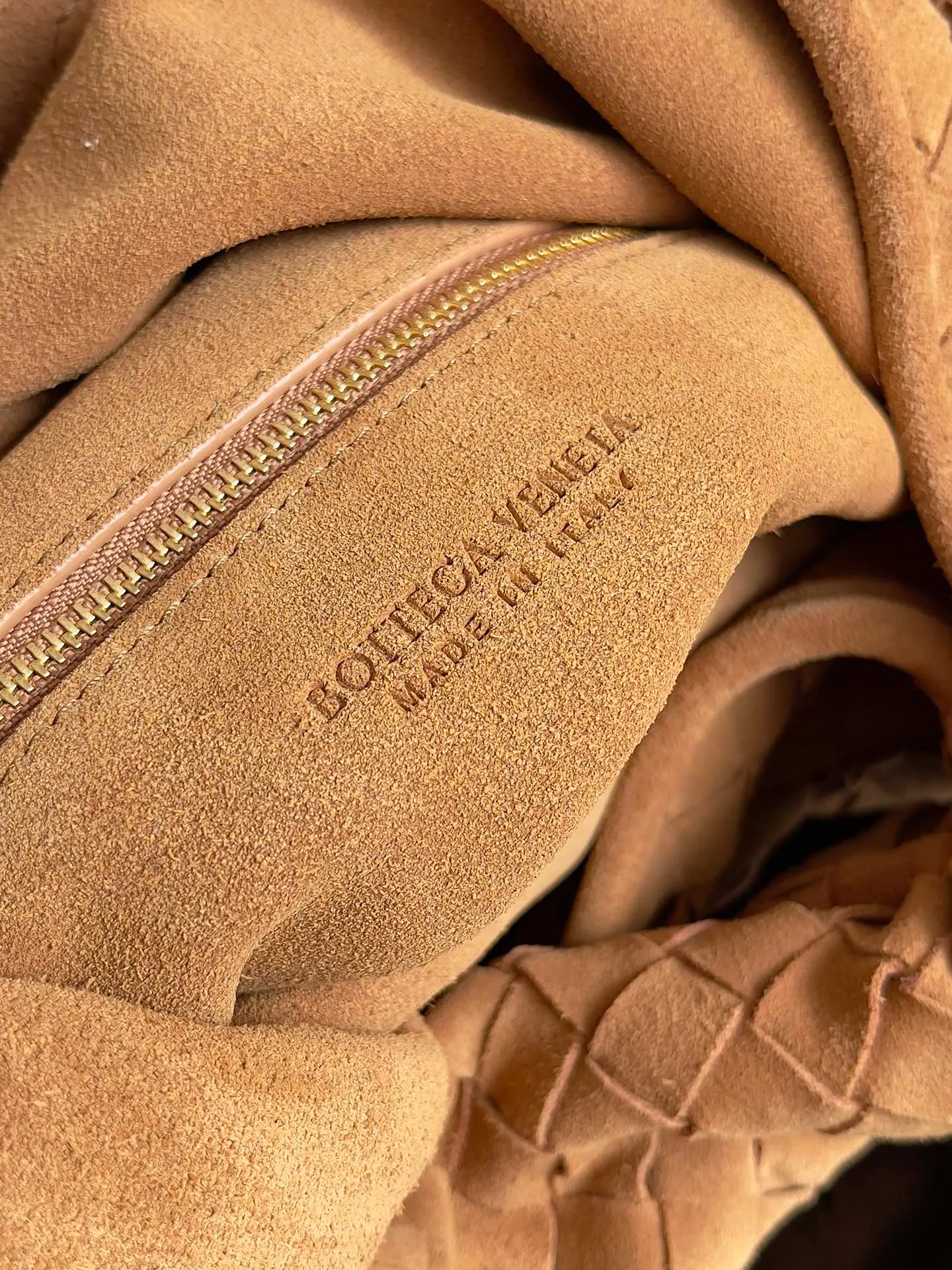 Batch 2160 Recently, I seem to be obsessed with this bag from BV~ The new Hop is really not too beautiful. The whole bag has no seams. The bag body and handles are made of one piece of leather. It embodies the style and essence of Bottega Veneta. It truly represents craftsmanship and creativity. The large size has a very loose and lazy upper body. Big bag lovers will definitely not regret buying it. Style number: 763970 Size: 53*24*13